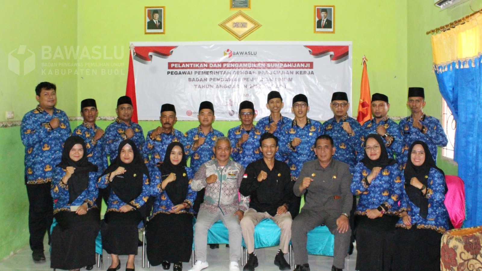 Koordinator Sekretariat Bawaslu Kabupaten Buol, Muhamad Singara (Tiga dari kanan) saat foto bersama usai prosesi pelantikan Pegawai Pemerintah dengan Perjanjian Kerja (PPPK) di lingkungan Bawaslu Kabupaten Buol Tahun Anggaran 2024, Selasa (1/7).