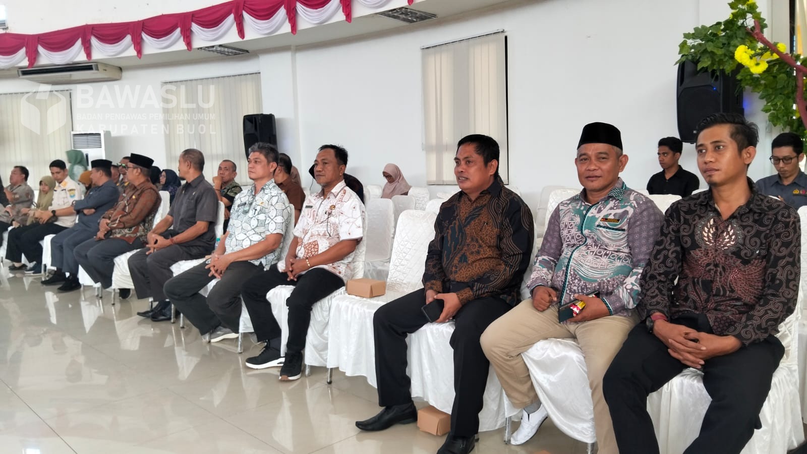 Ketua Bawaslu Kabupaten Buol, Karianto (Dua dari kanan) saat menghadiri Rapat Paripurna DPRD Kabupaten Buol yang digelar di Ruang Rapat Utama DPRD Kabupaten Buol pada Kamis (3/7/2025).