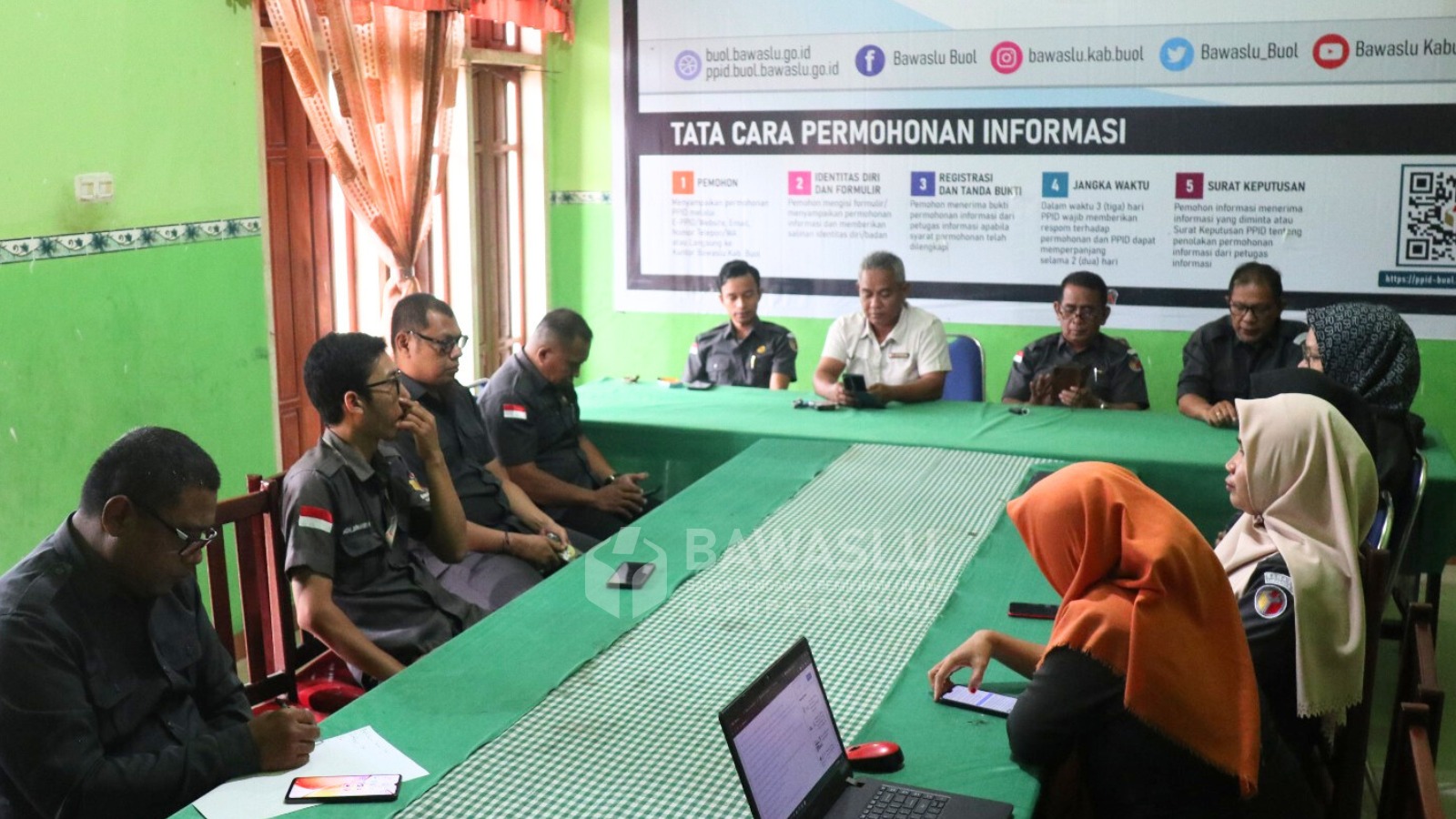 Suasana pelaksanaan rapat internal di Bawaslu Kabupaten Buol, Senin 7/7.
