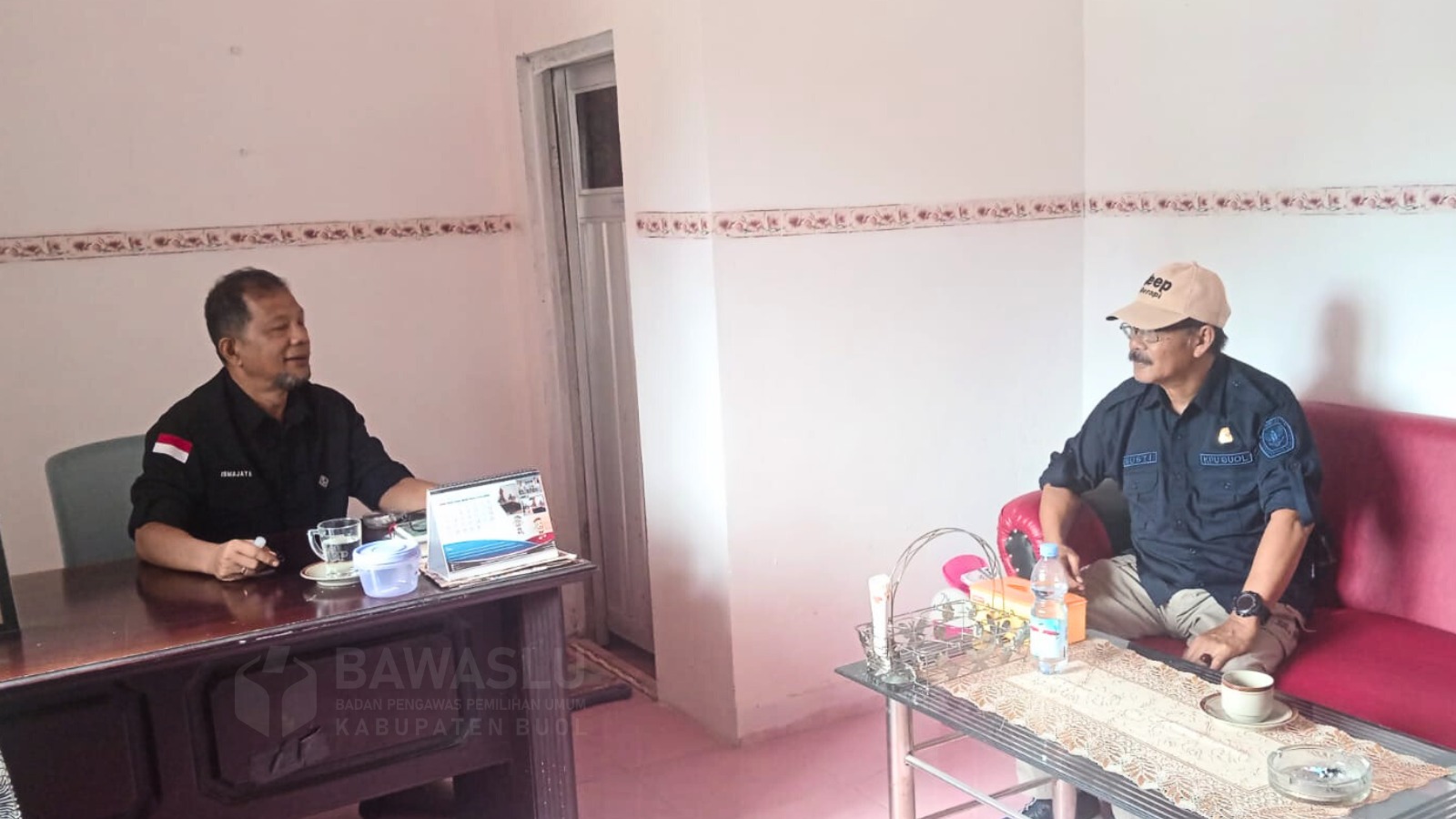 nggota Bawaslu Kabupaten Buol, Ismajaya (Satu dari kiri) saat menerima kunjungan koordinasi Anggota KPU Kabupaten Buol, Gusti Aliu (Satu dari kanan) di ruang kerjanya Selasa (8/7).