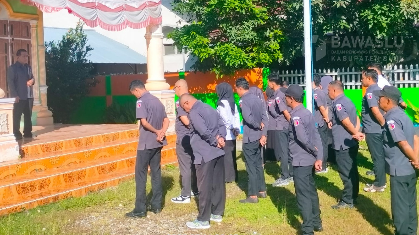 Pelaksanaan apel pagi rutin di Bawaslu Kabupaten Buol, Senin (14/7).