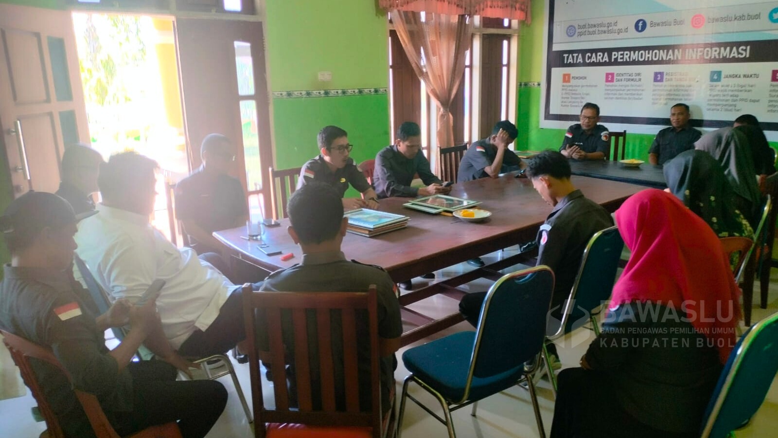 Suasana pelaksanaan rapat internal di Bawaslu Kabupaten Buol, Senin (14/7).