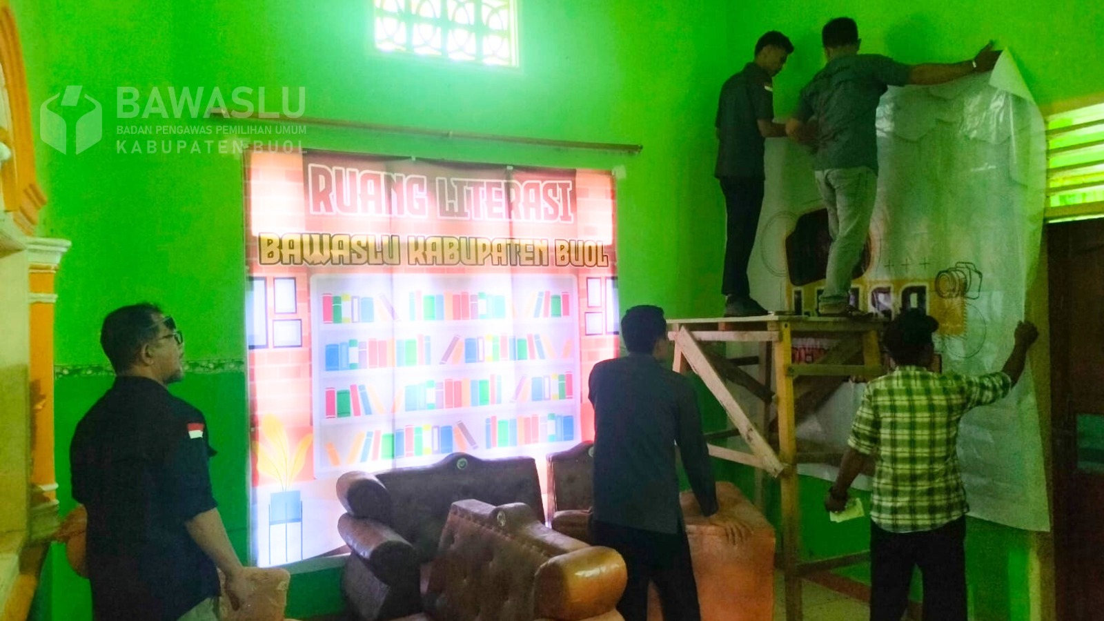 Suasana penataan Ruang Literasi Pemilu dan Ruang Podcast Pengawasan Bawaslu Kabupaten Buol, Selasa (15/7).