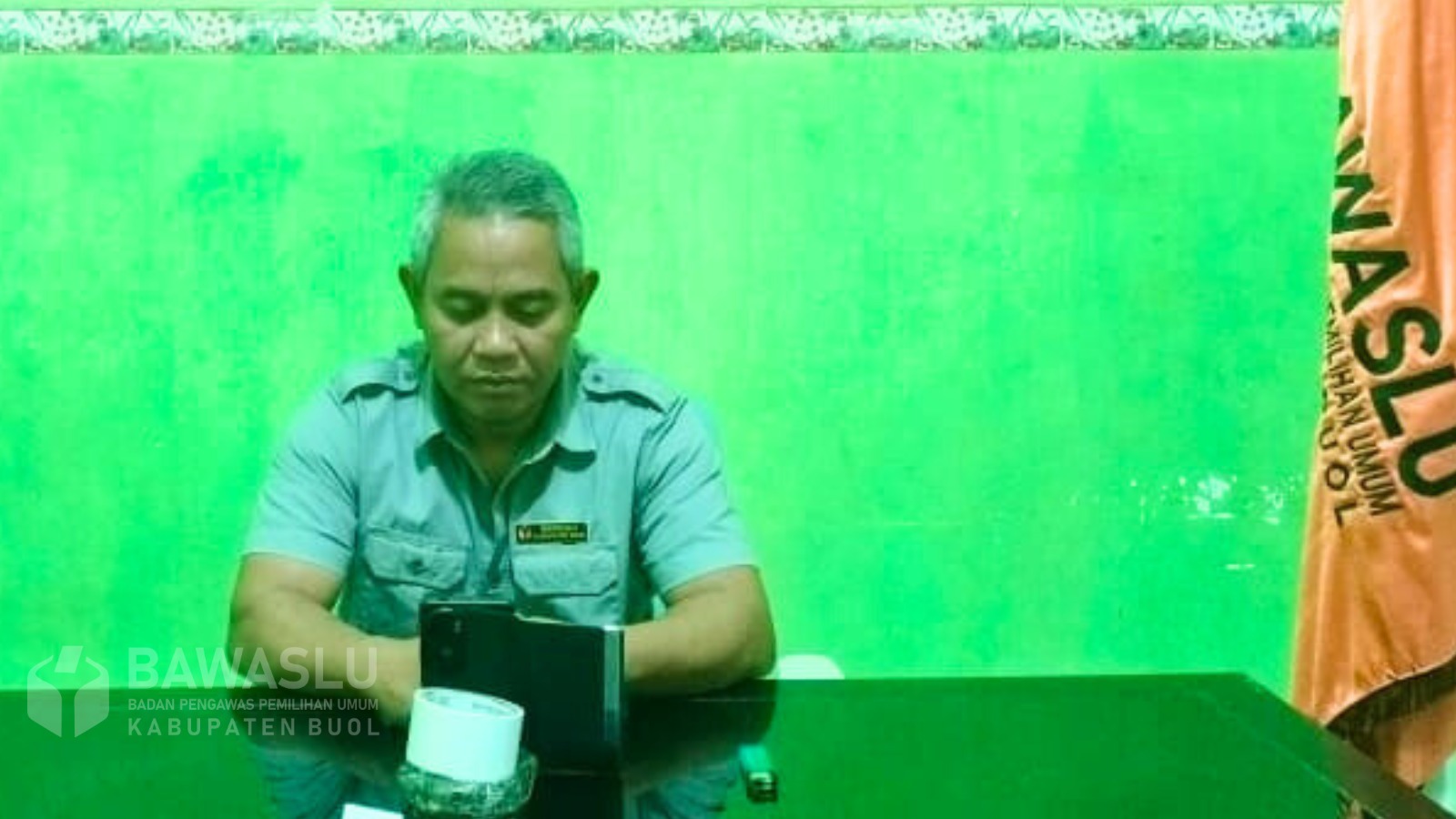 Ketua Bawaslu Kabupaten Buol, Karianto saat mengikuti rapat koordinasi persiapan penyusunan Daftar Inventarisasi Masalah (DIM) pasca Putusan Mahkamah Konstitusi (MK) yang diselenggarakan secara daring oleh Bawaslu Provinsi Sulawesi Tengah, Senin (21/7).