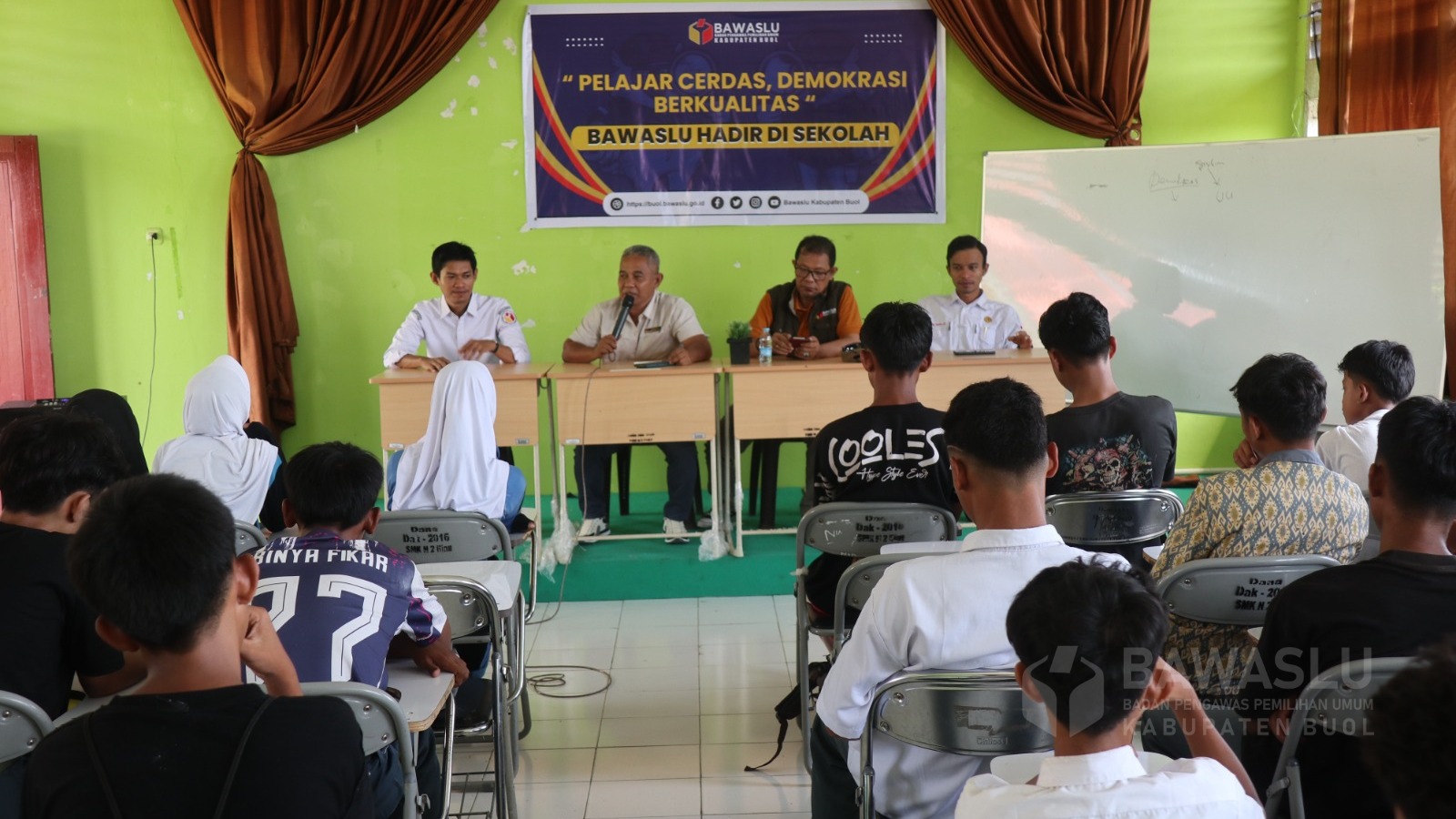 Ketua Bawaslu Kabupaten Buol, Karianto (Dua dari kiri), Anggota Bawaslu Kabupaten Buol, Ismajaya (Tiga dari kiri) dan Anggota Bawaslu Kabupaten Buol, Moh. Taufik Abdullah (Satu dari kanan) saat memberikan materi dalam kegiatan sosialisasi pengawasan partisipatif bertajuk “Pelajar Cerdas, Demokrasi Berkualitas: Bawaslu Hadir di Sekolah” yang berlangsung di SMK Negeri 2 Biau, Rabu (23/7).