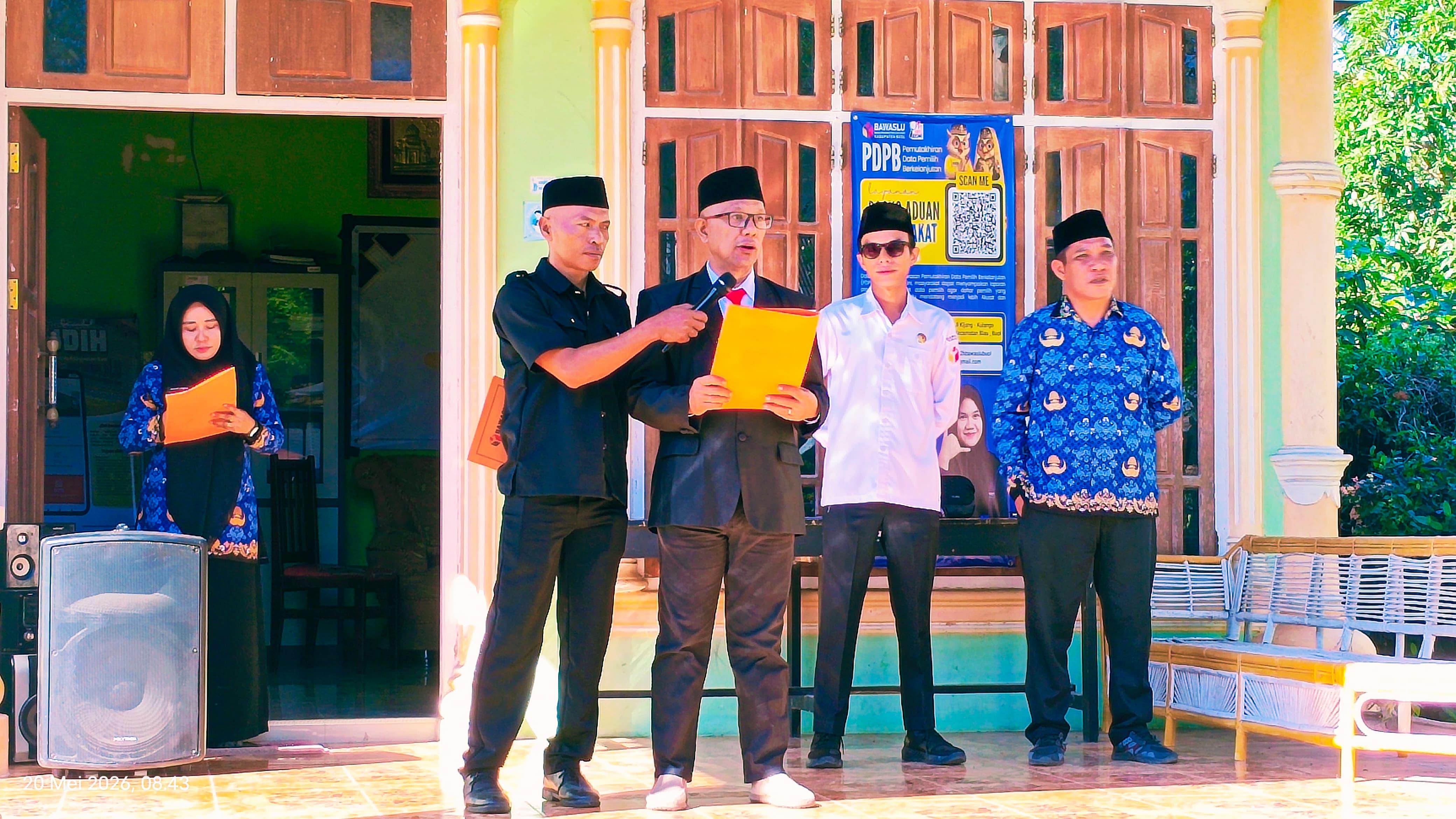 Ismaya saat memimpin upacara di Bawaslu Kabupaten Buol