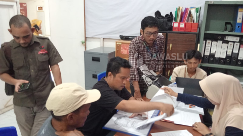 Suasana pengawasan langsung proses penyerahan perbaikan dokumen syarat bakal pasangan calon Bupati dan Wakil Bupati Kabupaten Buol oleh Tim Fasilitasi Pencalonan Bawaslu Kabupaten Buol, di Kantor KPU Kabupaten Buol, Minggu (8/9/2024)