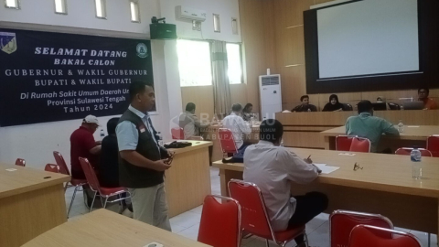 Koordinator Sekretariat Bawaslu Kabupaten Buol, Muhamad Singara saat melakukan pengawasan psikotes yang diikuti oleh bakal calon Bupati dan Wakil Bupati Kabupaten Buol, Senin (2/9/2024) di RSUD UDATA Kota Palu.