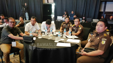 Anggota Badan Pengawas Pemilihan Umum (Bawaslu) Kabupaten Buol, Ismajaya (Satu dari kiri) saat hadir dalam Workshop Tindak Pidana Pemilihan Gubernur, Bupati, dan Walikota di Hotel Mercure Ancol, Jakarta.