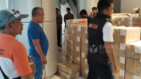 Ketua Bawaslu Kabupaten Buol, Karianto (Dua dari kiri) saat melakukan pengawasan langsung proses distribusi logistik surat suara di Bandara Mutiara Sis Aljufri Kota Palu