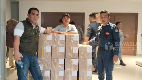 Koordinator Sekretariat Bawaslu Kabupaten Buol, Muhamad Singara (Satu dari kiri) saat melakukan pengawasan langsung proses distribusi logistik surat suara di Bandara Mutiara Sis Aljufri Kota Palu, Jum'at (18/10/2024).