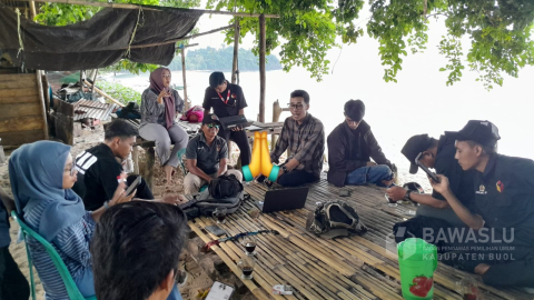 Jajaran Panwaslu Kecamatan dan PKD se-Kecamatan Paleleh Barat saat melakukan simulasi Aplikasi Sistim Pegawasan Pemiihan (Siwaslih)  yang merupakan alat kerja pengawasan tahapan pungut hitung dan rekap yang dipandu langsung oleh Staf Teknis Bawaslu Kabupaten Buol, Moh. Darmansyah, Sabtu (26/10/2024).  