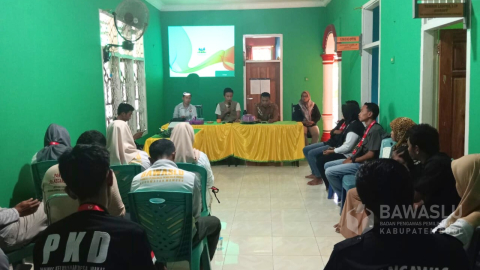 Jajaran Panwaslu Kecamatan dan Pengawas Keluruhan dan Desa (PKD) se- Kecamatan Momunu, saat hadir mendengarkan langsung penguatan kelembagaan terkait dengan pengawasan penyusunan DPTb dan DPK, Pemilihan serentak tahun 2024, Minggu (27/10/2024) bertempat di Sekretariat Panwaslu Kecamatan Momunu.
