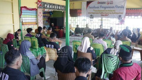 Suasana kegiatan Sosialisasi Pengawasan Pemilu, mengusung tema "Peran Masyarakat dan Stakeholder dalam Pengawasan Pemilihan Bupati dan Wakil Bupati Buol Tahun 2024," yang digelar Selasa (29/10/2024) di Aula Pertemuan Tempat Wisata Pandungio, Kelurahan Leok II Kabupaten Buol.