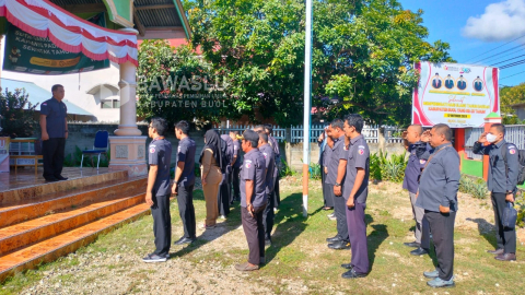 Pelaksanaan apel pagi rutin, Senin (11/11/2024) bertempat di Halaman Kantor Bawaslu Kabupaten Buol yang diikuti oleh seluruh jajaran Staf Sekretariat Bawaslu Kabupaten Buol.