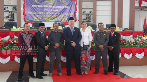 Anggota Bawaslu Kabupaten Buol, Ismajaya (Tiga dari kiri) dan Koordinator Sekretariat Bawaslu Kabupaten Buol, Muhamad Singara (Dua dari kanan) saat foto bersama usai pengucapan sumpah/janji Ketua DPRD Kabupaten Buol Masa Jabatan 2024-2029, Ryan Nathaniel Kwendy (Empat dari kiri) dalam Rapat Paripurna Istimewa Dewan Perwakilan Rakyat Daerah (DPRD) Kabupaten Buol digelar pada Senin, 18 November 2024, di Ruang Rapat Utama DPRD.