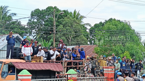 Aksi damai ribuan demonstran yang dimotori Aliansi Masyarakat Buol Peduli Demokrasi yang tergabung dalam Koalisi Masyarakat Peduli Pilkada Jujur yang menggelar demo di depan kantor Bawaslu Kabupaten Buol, Sabtu (30/11/2024).