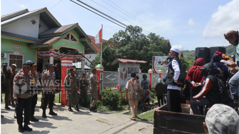 Suasana aksi unjuk rasa masyarakat yang menamakan diri Aliansi Masyarakat Buol Peduli Demokrasi, yang menggelar aksi di depan Kantor Bawaslu Kabupaten Buol, Senin (23/12/2024).