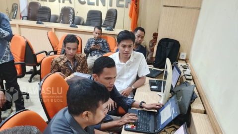 Proses review akhir serta finalisasi keterangan dan pengecekan bukti fisik maupun bukti digital yang akan diserahkan kepada Mahkamah Konstitusi (MK) dalam perkara perselisihan hasil pemilihan Bupati dan Wakil Bupati Kabupaten Buol tahun 2004, yang berlangsung di Media Center Bawaslu RI di Jakarta, Senin (6/1/2025).