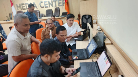 Proses review akhir serta finalisasi keterangan dan pengecekan bukti fisik maupun bukti digital yang akan diserahkan kepada Mahkamah Konstitusi (MK) dalam perkara perselisihan hasil pemilihan Bupati dan Wakil Bupati Kabupaten Buol tahun 2004, yang berlangsung di Media Center Bawaslu RI di Jakarta, Senin (6/1/2025).