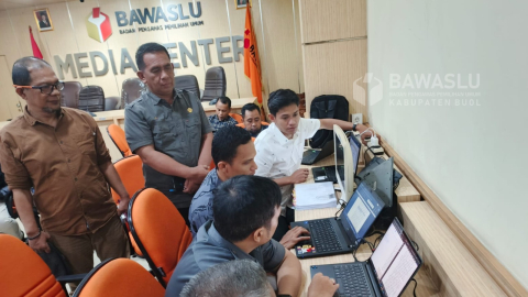 Proses review akhir serta finalisasi keterangan dan pengecekan bukti fisik maupun bukti digital yang akan diserahkan kepada Mahkamah Konstitusi (MK) dalam perkara perselisihan hasil pemilihan Bupati dan Wakil Bupati Kabupaten Buol tahun 2004, yang berlangsung di Media Center Bawaslu RI di Jakarta, Senin (6/1/2025).