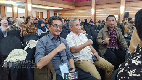 Ketua Bawaslu Kabupate Buol, Karianto (Dua dari kiri) dan Koordinator Sekretariat Bawaslu Kabupaten Buol, Muhamad Singara (Satu dari kanan) saat hadir menjadi peserta dalam kegiatan Rapat Koordinasi Nasional dan Expo Pusat Penelitian, Pengembangan, Pendidikan dan Pelatihan Pemilu Tahun 2024 yang digelar Bawaslu Republik Indonesia di Kota Bandung.