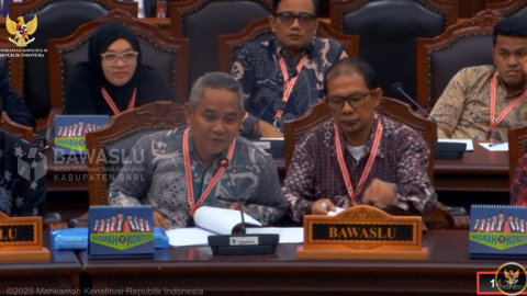 Anggota Bawaslu Kabupaten Buol, Ismajaya (Dua dari kiri) saat hadir sidang perkara Perselisihan Hasil Pemilihan Umum (PHPU) Gubernur, Bupati, dan Walikota, Kamis, 23 Januari 2025 di Mahkamah Konstitusi.