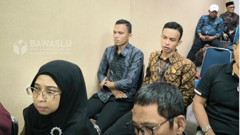 Anggota Bawaslu Kabupaten Buol, Moh.Taufik Abdullah (Batik Coklat) saat hadir secara daring dalam sidang perkara Perselisihan Hasil Pemilihan Umum (PHPU) Gubernur, Bupati, dan Walikota, Kamis, 23 Januari 2025 di Mahkamah Konstitusi.