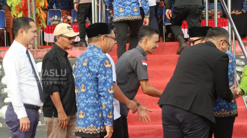 Anggota Bawaslu Kabupaten Buol, Moh. Taufik Abdullah saat memberikan ucapan selamat dan apresiasi kepada Pj Bupati Buol, Muhammad Muchlis dalam Apel Gabungan yang dirangkaikan dengan perpisahan Penjabat Bupati Kabupaten Buol. Di Halaman Upacara Kantor Bupati Kabupaten Buol, Senin (17/2/2025).