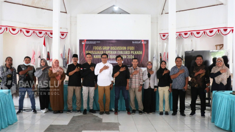 Sesi foto Bersama usai kegiatan Focus Group Discussion (FGD) mengenai Penyusunan Evaluasi Pilkada 2024 yang diselenggarakan Selasa, 18 Februari 2025, bertempat di Aula Pertemuan Lantai I Kantor Komisi Pemilihan Umum (KPU) Kabupaten Buol.