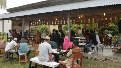 Suasana pelaksanaan Ngabuburit pengawasan Bawaslu Kabupaten Buol dengan tema "Menajamkan Spiritualitas Strategi Pengawasan, Pencegahan, Pengawasan Partisipatif, Penanganan Pelanggaran, dan Penyelesaian Sengketa Pemilihan", yang berlangsung  Minggu, 23 Maret 2025, bertempat di Kedai Asumsi, Jl. Samratulangi, Kelurahan Leok II.