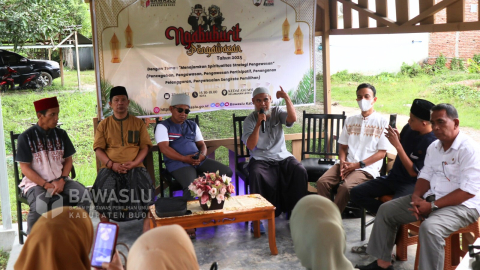 Suasana Ngabuburit pengawasan Bawaslu Kabupaten Buol dengan tema "Menajamkan Spiritualitas Strategi Pengawasan, Pencegahan, Pengawasan Partisipatif, Penanganan Pelanggaran, dan Penyelesaian Sengketa Pemilihan", yang berlangsung  Minggu, 23 Maret 2025, bertempat di Kedai Asumsi, Jl. Samratulangi, Kelurahan Leok II.
