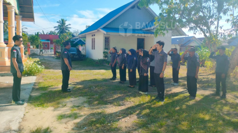 Suasana pelaksanaan apel pagi rutin Senin 14/8, di Halaman Kantor Bawaslu Kabupaten Buol
