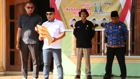 Ketua Bawaslu Kabupaten Buol, Karianto saat membacakan pidato resmi Menteri Komunikasi dan Digital Republik Indonesia dalam rangka memperingati Harkitnas tahun 2025.