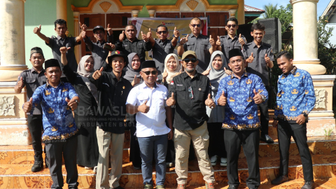 Foto bersama usai pelaksanaan upacara Harkitnas di Halaman Kantor Bawaslu Kabupaten Buol, Selasa (20/5).