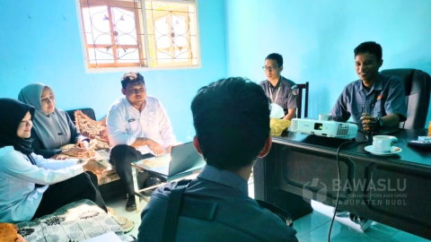 Suasana rapat internal persiapan pengawasan PDPB, di Ruang Kerja Anggota Bawaslu Kabupaten Buol, Moh. Taufik Abdullah, Senin 16/6.l