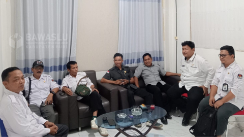 Suasana pelaksanaan koordinasi terkait pengawasan pemutakhiran data pemilih berkelanjutan yang dilaksanakan oleh Anggota Bawaslu Kabupaten Buol, Moh.Taufik Abdullah di ruang kerja Ketua KPU Kabupaten Buol, Senin (23/6).