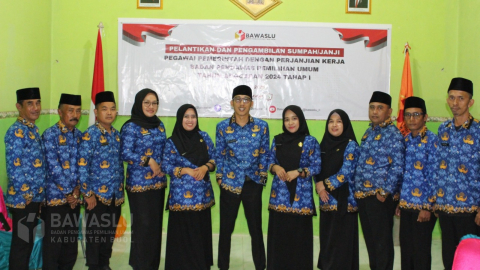 Foto bersama usai prosesi pelantikan dan pengambilan sumpah