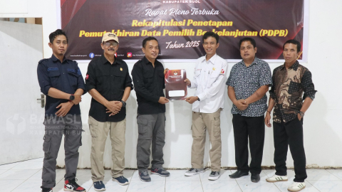 Penyerahan salinan Berita Acara (BA) hasil Rapat Pleno Terbuka Rekapitulasi Penetapan Pemutahiran Data Pemilih Berkelanjutan yang digelar KPU Kabupaten Buol, Rabu (2/7).