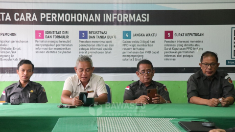 Ketua Bawaslu Kabupaten Buol, Karianto (Dua dari kiri), Anggota Bawaslu Kabupaten Buol Moh. Taufik Abdullah (Satu dari kiri), Anggota Bawaslu Ismajaya (Satu dari kanan) dan Koordinator Sekretariat, Muhamad Singara (Dua dari kanan), saat dalam rapat internal, Senin 7/7. 