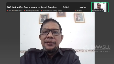 Tangkapan layar Anggota Bawaslu Kabupaten Buol, Ismajaya saat mengikuti kegiatan rapat koordinasi persiapan penyusunan Daftar Inventarisasi Masalah (DIM) pasca Putusan Mahkamah Konstitusi (MK) yang diselenggarakan secara daring oleh Bawaslu Provinsi Sulawesi Tengah, Senin (21/7).