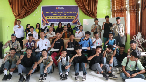 Foto bersama usai kegiatan sosialisasi pengawasan partisipatif bertajuk “Pelajar Cerdas, Demokrasi Berkualitas: Bawaslu Hadir di Sekolah” di SMK Negeri 2 Biau, Rabu (23/7).