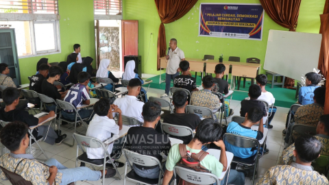 Suasana pelaksanaan kegiatan sosialisasi pengawasan partisipatif bertajuk “Pelajar Cerdas, Demokrasi Berkualitas: Bawaslu Hadir di Sekolah” di SMK Negeri 2 Biau, Rabu (23/7).
