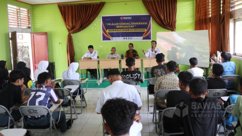 Suasana pelaksanaan  kegiatan sosialisasi pengawasan partisipatif bertajuk “Pelajar Cerdas, Demokrasi Berkualitas: Bawaslu Hadir di Sekolah,” di SMK Negeri II Biau, Rabu (23/7).