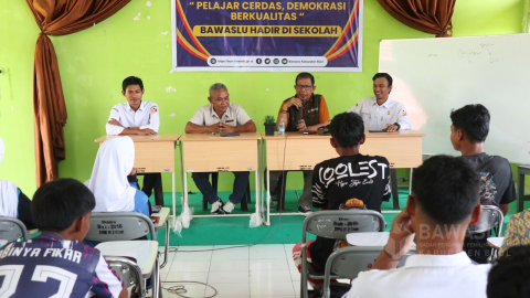 Suasana pelaksanaan kegiatan sosialisasi pengawasan partisipatif bertajuk “Pelajar Cerdas, Demokrasi Berkualitas: Bawaslu Hadir di Sekolah” di SMK Negeri 2 Biau, Rabu (23/7).