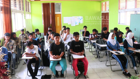 Antusias pelajar SMK Negeri II Biau saat mengikuti kegiatan Sosialisasi Pengawasan Partisipatif bertajuk “Pelajar Cerdas, Demokrasi Berkualitas: Bawaslu Hadir di Sekolah”, yang diselenggarakan Bawaslu Kabupaten Buol, Rabu (23/7).