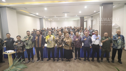 Foto bersama usai pelaksanaan kegiatan Penguatan Fungsi Kelembagaan Pasca Putusan Mahkamah Konstitusi Nomor 135/PUU-XXII/2024 pada Selasa (29 /7), di Hotel Ancyra, Kabupaten Poso.