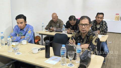 Anggota Bawaslu Kaupaten Buol, Ismajaya (Satu dari kanan) dan Anggota Bawaslu Kabupaten Buol, Moh. Taufik Abdullah saat hadir dalam kegiatan Penguatan Fungsi Kelembagaan Pasca Putusan Mahkamah Konstitusi Nomor 135/PUU-XXII/2024 pada Selasa (29 /7), di Hotel Ancyra, Kabupaten Poso.
