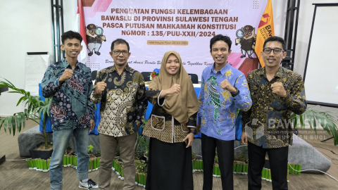Foto bersama usai pelaksanaan kegiatan Penguatan Fungsi Kelembagaan Pasca Putusan Mahkamah Konstitusi Nomor 135/PUU-XXII/2024 pada Selasa (29 /7), di Hotel Ancyra, Kabupaten Poso.