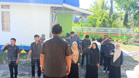 Pelaksanaan Aple Pagi rutin dilingkunagan Sekretariat Bawaslu Kabupaten Buol, Senin (4/8).
